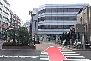 JR平井駅　南口を出ます。真正面に「みずほ銀行」、右手に「交番」があります。